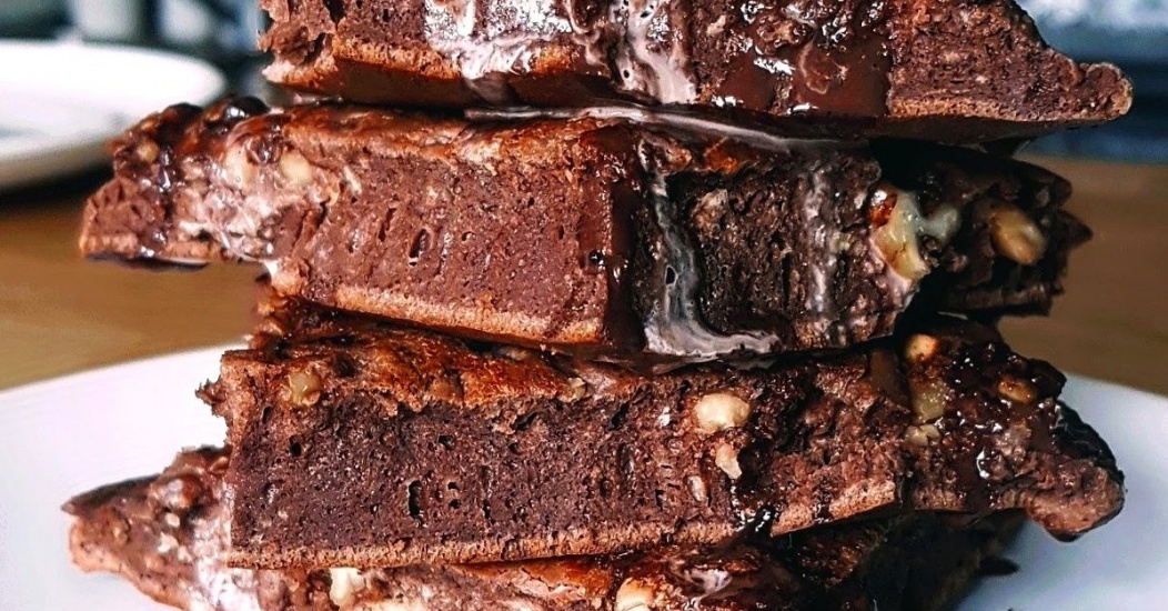 KETO naleśniki Guliwery cynamonowe z masłem orzechowym i orzechami