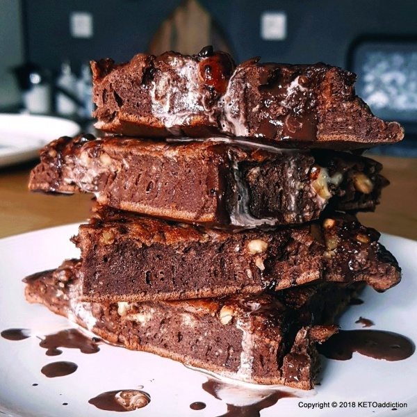 KETO naleśniki Guliwery cynamonowe z masłem orzechowym i orzechami